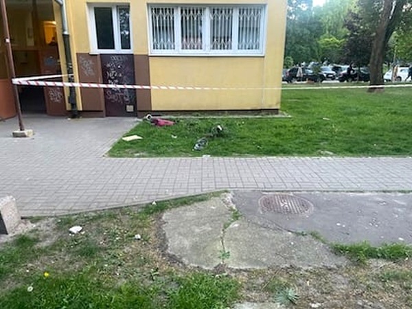 Taśma policyjna w pobliżu budynku mieszkalnego. Śledztwo policyjne.