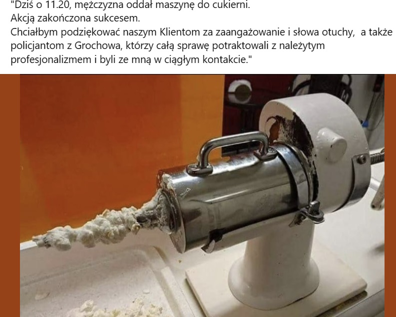 Zbliżenie na starą maszynkę do mięsa z wylewającym się z niej ciastem. Udana akcja policji.