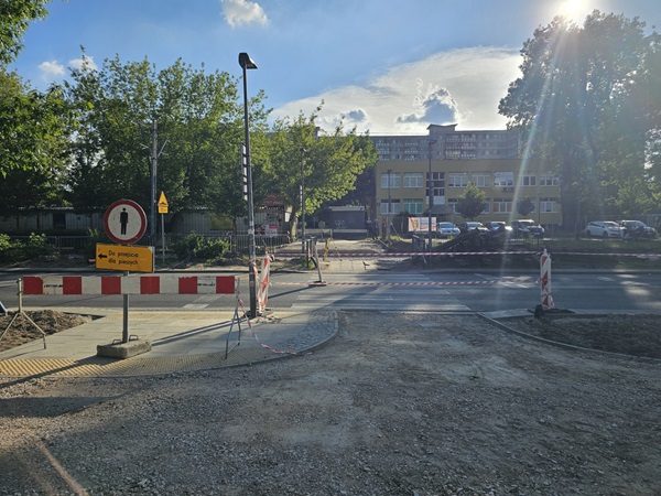 Budowa drogi w pobliżu budynku, przejście dla pieszych zamknięte