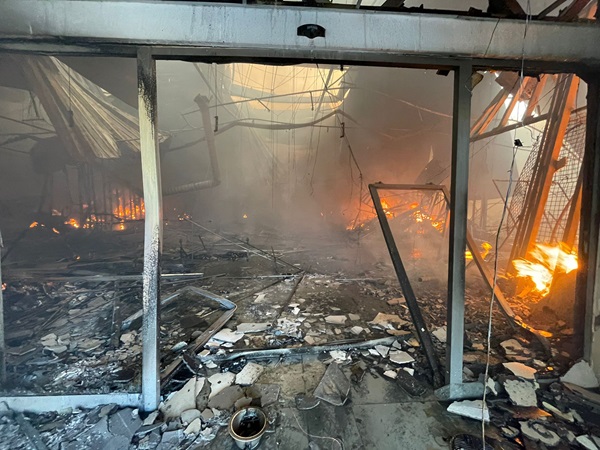 Skutki niszczycielskiego pożaru, pokazujące poważne zniszczenia wnętrza budynku.