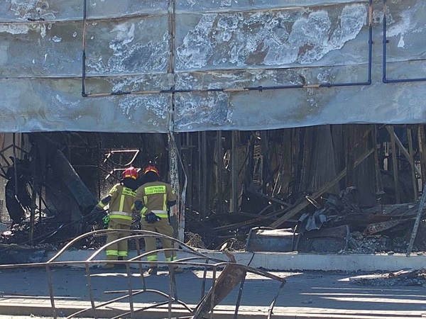 Strażacy sprawdzają szkody powstałe w wyniku pożaru wewnątrz budynku