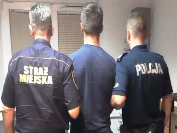 Trzej umundurowani funkcjonariusze, jeden ze Straży Miejskiej i dwóch z Policji, stoją razem.