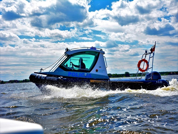 Łódź patrolowa policji polskiej PZ-02 mknąca po wodzie