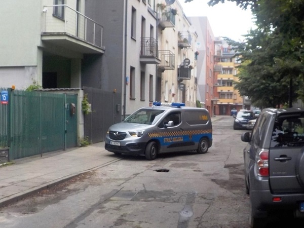 Polski samochód policyjny na ulicy osiedlowej