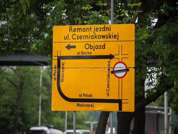 Znak zamknięcia drogi: objazd ulicą Czerniakowską przez ulicę Becka