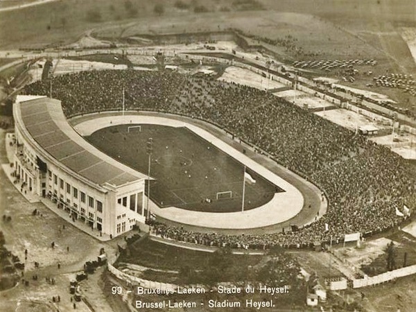 Widok z lotu ptaka na wypełniony widzami stadion Heysel w Brukseli, Belgia.