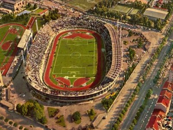 Widok z lotu ptaka na cały stadion z widzami i bieżnią.