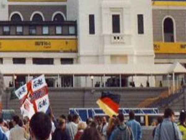Tłum na stadionie Wembley z flagami Anglii i Niemiec