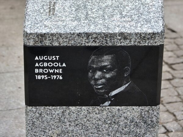 Granitowy pomnik ku czci Augusta Agbooli Browne’a (1895-1976)