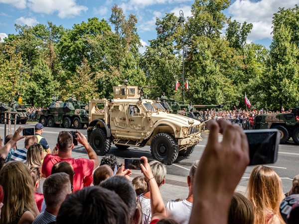 Pojazdy wojskowe i widzowie na paradzie Polskich Sił Zbrojnych.