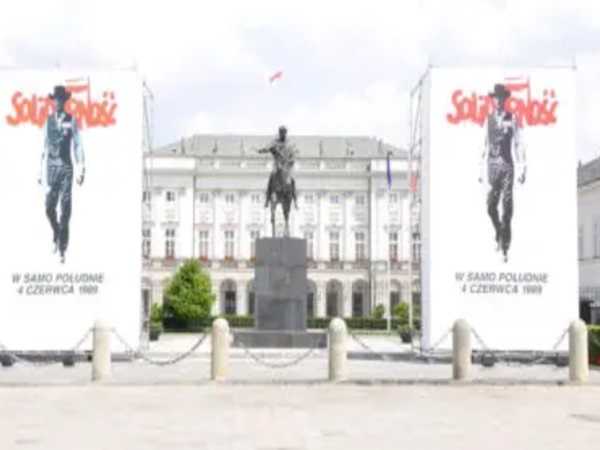 Pałac Prezydencki w Warszawie z plakatami Solidarności upamiętniającymi 4 czerwca 1989 r.