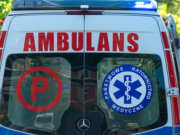 Polska karetka z napisem „AMBULANS” i symbolem gwiazdy medycznej