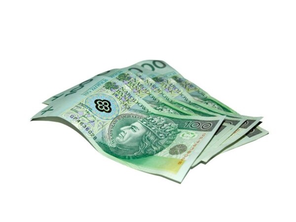 Cztery polskie banknoty o nominale 100 zł ułożone wachlarzowato.