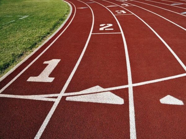 Zbliżenie toru nr 1 bieżni, pokazujące oznaczenia linii startu.