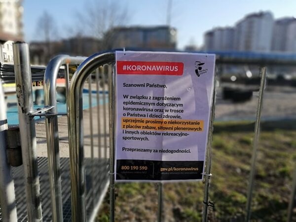 Zamknięty plac zabaw z tabliczką ostrzegającą o zamknięciu z powodu koronawirusa. #koronawirus