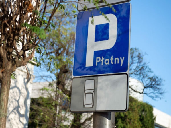 Znak „Płatny” oznacza płatny parking w Polsce.