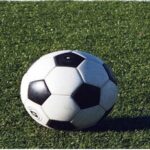 Piłka nożna na zielonej murawie