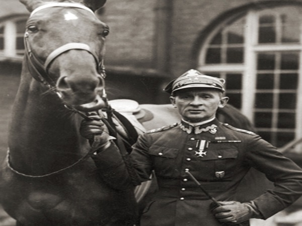 Polski oficer kawalerii z koniem