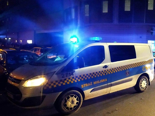 Ford Transit van Straży Miejskiej w Polsce w nocy.