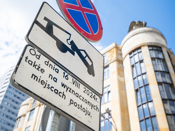 Polski znak drogowy informujący o zakazie holowania z miejsc parkingowych od 16 lipca 2024 r.