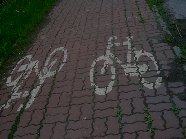 Oznaczenia ścieżek rowerowych na brukowanej ścieżce