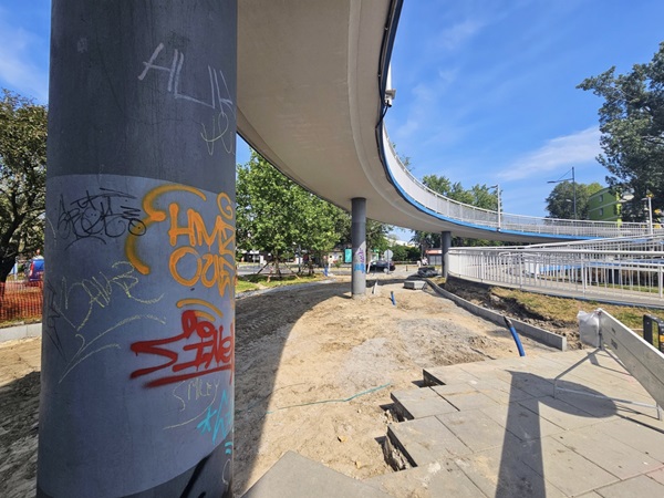 Budowa przejścia podziemnego, zakrzywiony most dla pieszych, odnowa miejska