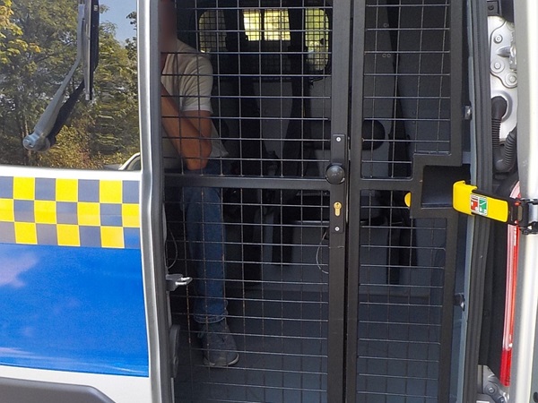 Osoba w policyjnym furgonie, cela