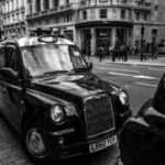 Czarna londyńska taksówka na ulicy miejskiej,