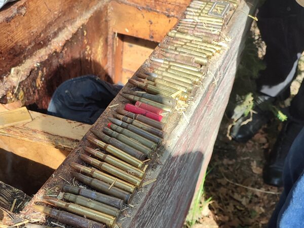 Zabytkowa drewniana skrzynia pełna zabytkowej amunicji do karabinu.