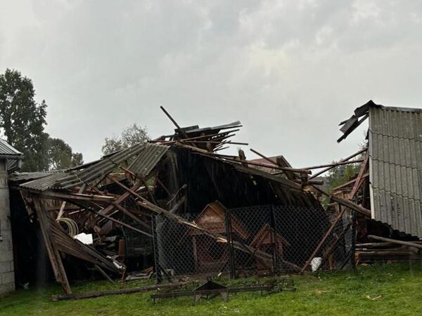 Zniszczenia budynku wiejskiego spowodowane burzą, widać zawalony dach i gruzy