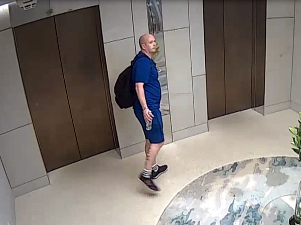 Mężczyzna z plecakiem spacerujący po holu hotelowym