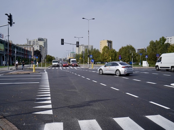 Skrzyżowanie miejskie z samochodami i pieszymi na przejściu dla pieszych