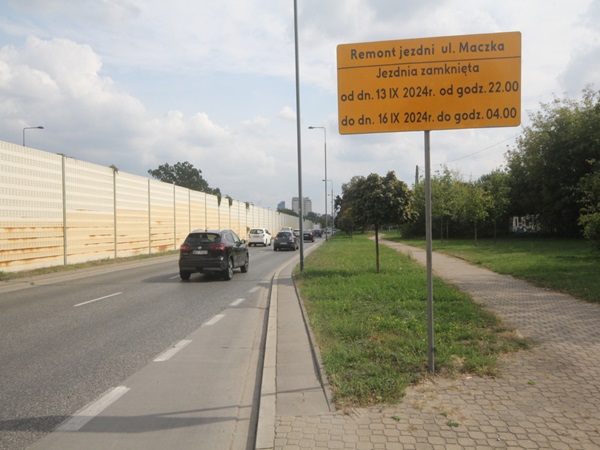 Znak zamknięcia drogi na ul. Maczka, Warszawa, Polska. Droga zamknięta w dniach 13-16 września 2024 r.