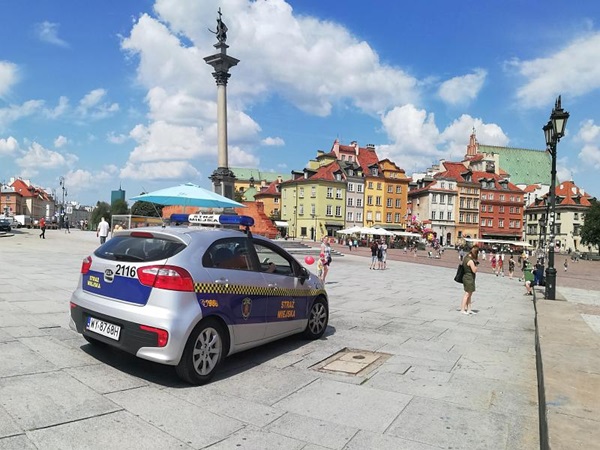 Rynek Starego Miasta w Warszawie z polskim radiowozem, 2116