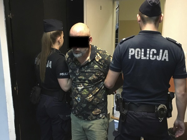 Policjanci zatrzymujący podejrzanego. Na mundurze jednego z policjantów widać napis „POLICJA”.