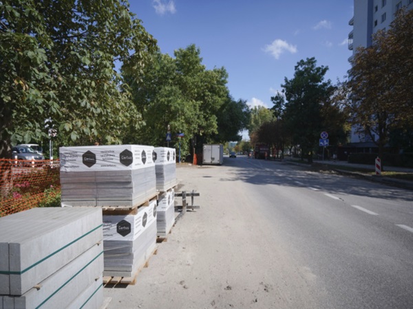Ułożone kostki brukowe gotowe do budowy drogi