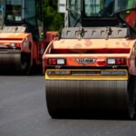 Dwa walce drogowe Hamm zagęszczające asfalt.