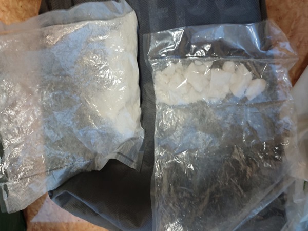 Podczas policyjnej obławy narkotykowej skonfiskowano dwie torebki podejrzanej kokainy.