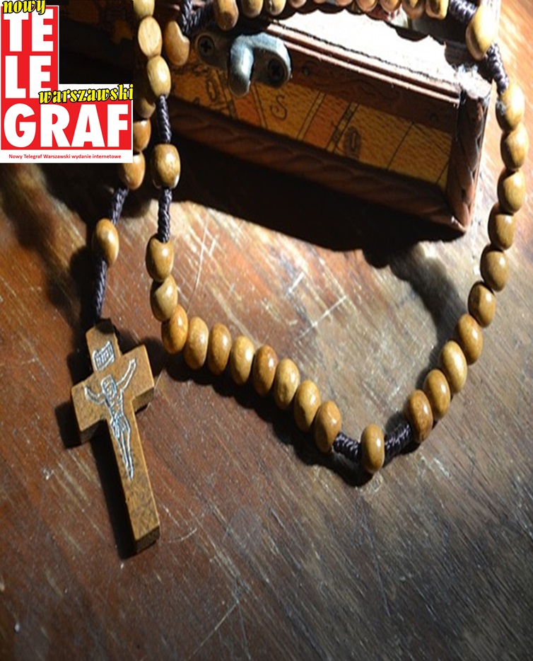 Drewniane różańce z krucyfiksem spoczywającym na drewnianej powierzchni. „Nowy Telegraf Warszawski