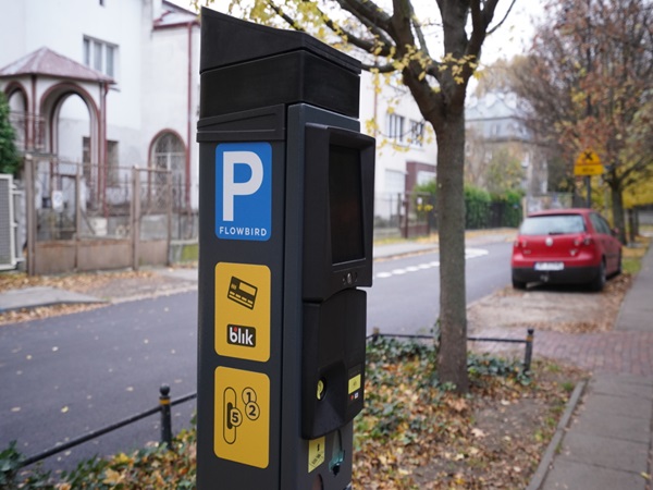 Nowoczesny parkomat akceptujący karty kredytowe i płatności Blik. Flowbird