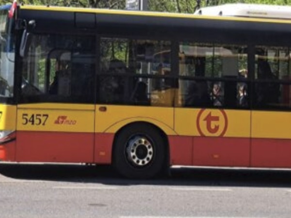 Żółty i czerwony autobus miejski nr 5457, logo GTZ