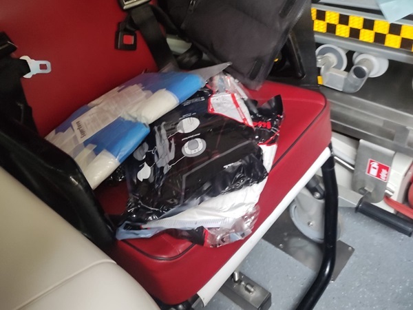 Materiały i sprzęt medyczny w wózku inwalidzkim karetki pogotowia.