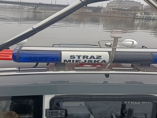 Łódź patrolowa Straży Miejskiej z migającymi niebieskimi światłami