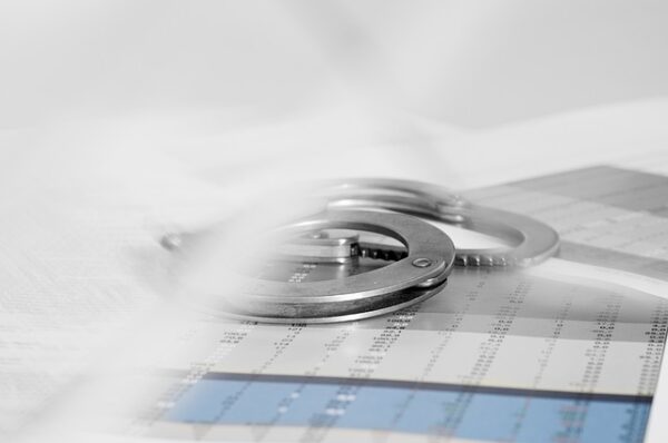 Kajdanki na dokumentach finansowych; śledztwo w sprawie przestępstw białych kołnierzyków