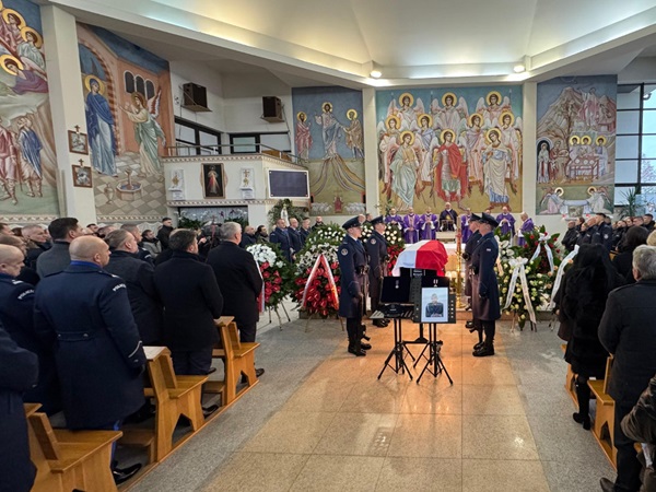 Uroczystość pogrzebowa w kościele z udziałem umundurowanych funkcjonariuszy i żałobników.