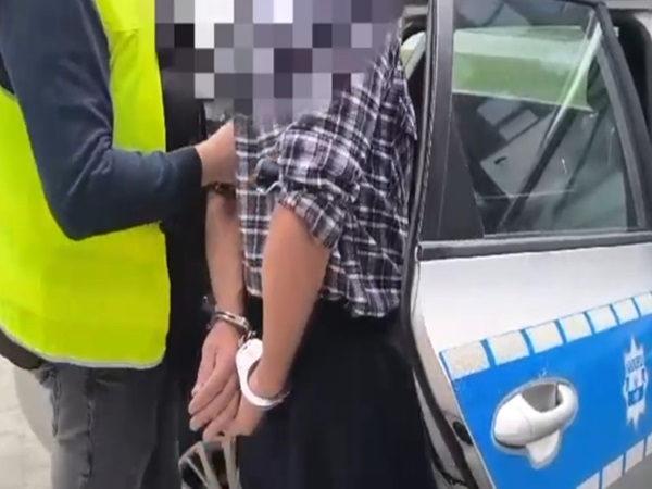 Policjant zakłada podejrzanemu kajdanki podczas aresztowania