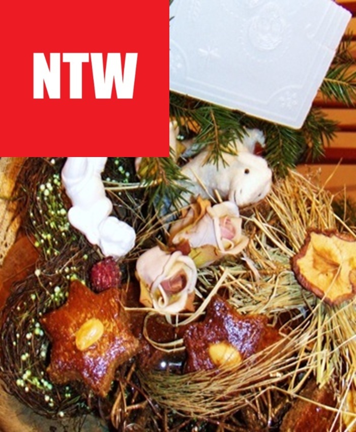 Szopka bożonarodzeniowa z ciasteczkami lebkuchen, słomą i figurkami.