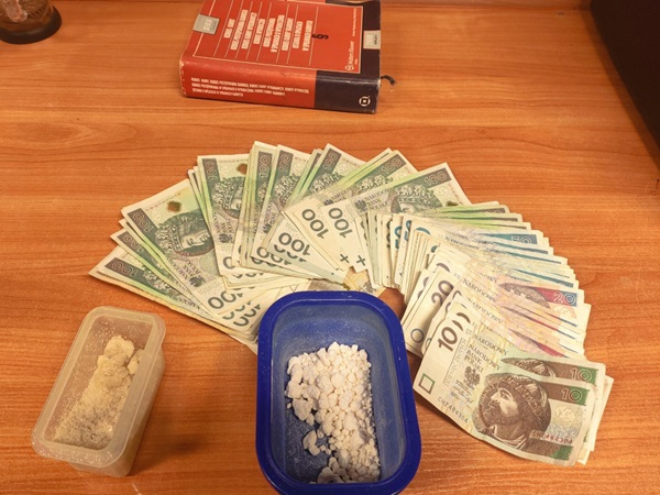 Zarekwirowane narkotyki, gotówka (złotówki) i pojemniki na stole