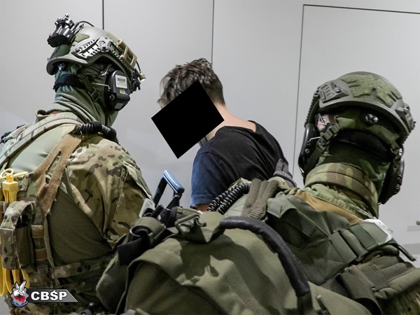 Dwóch funkcjonariuszy SWAT zatrzymuje podejrzanego. CBSP.