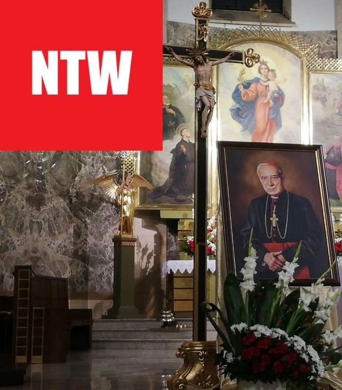 Wnętrze kościoła z krucyfiksem, malowidłami religijnymi i portretem kardynała Stanisława Dziwisza.